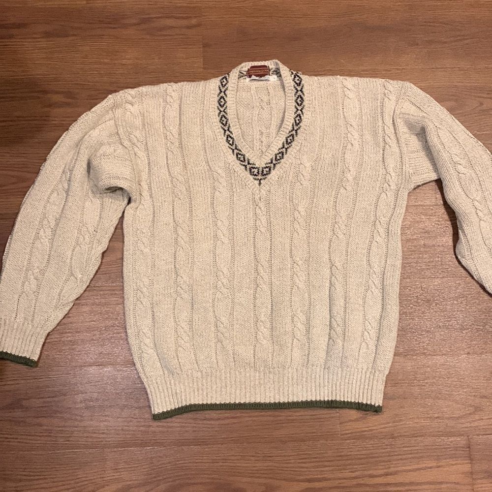 Graham& Gunn  tan V neck sweater size Large